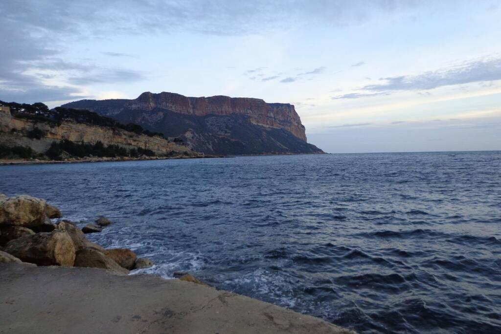 vue cap canaille et proche centre Cassis Extérieur photo
